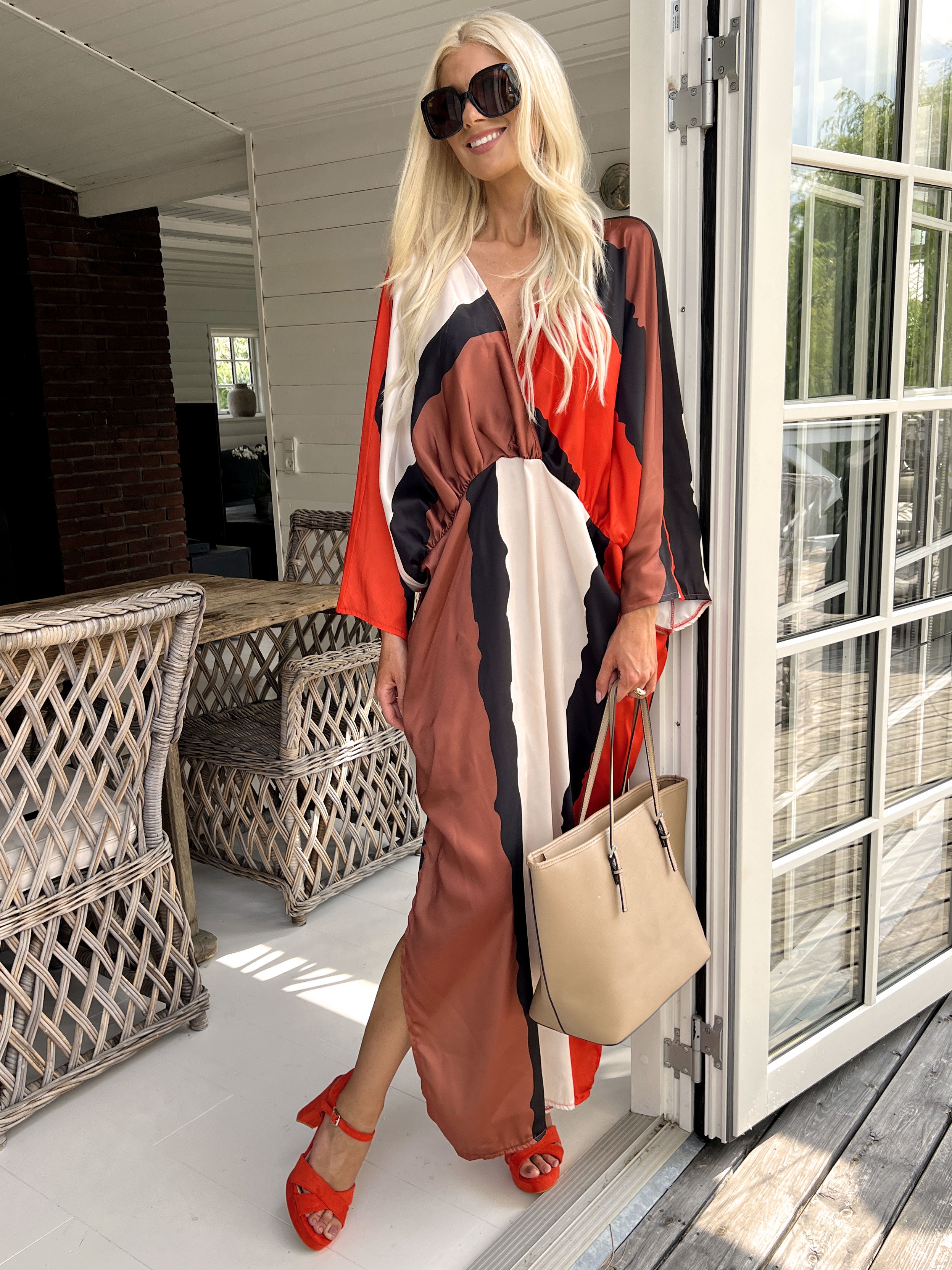 Dita - Lang smuk flerfarvet kjole i silkelook